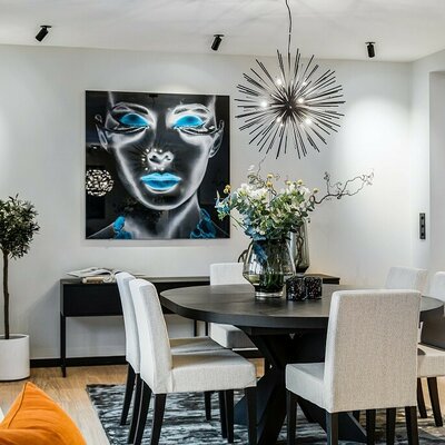 Kopi av Samspill mellom dekorativ belysning og dybden man får i rommet ved at spottene er vinklet mot bildet og hjørner